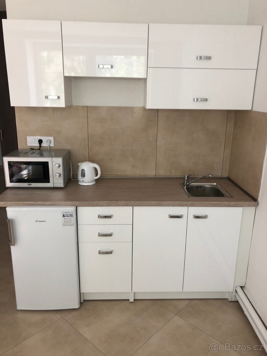 Kuchyňská linka 1,8 m bílá, vysoký lesk