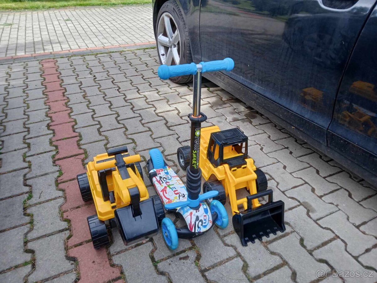 Velké hračky na písek a koloběžka