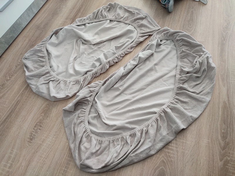 2x světle šedé froté prostěradlo