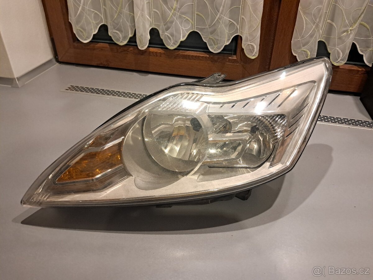 Světlomet Ford Focus