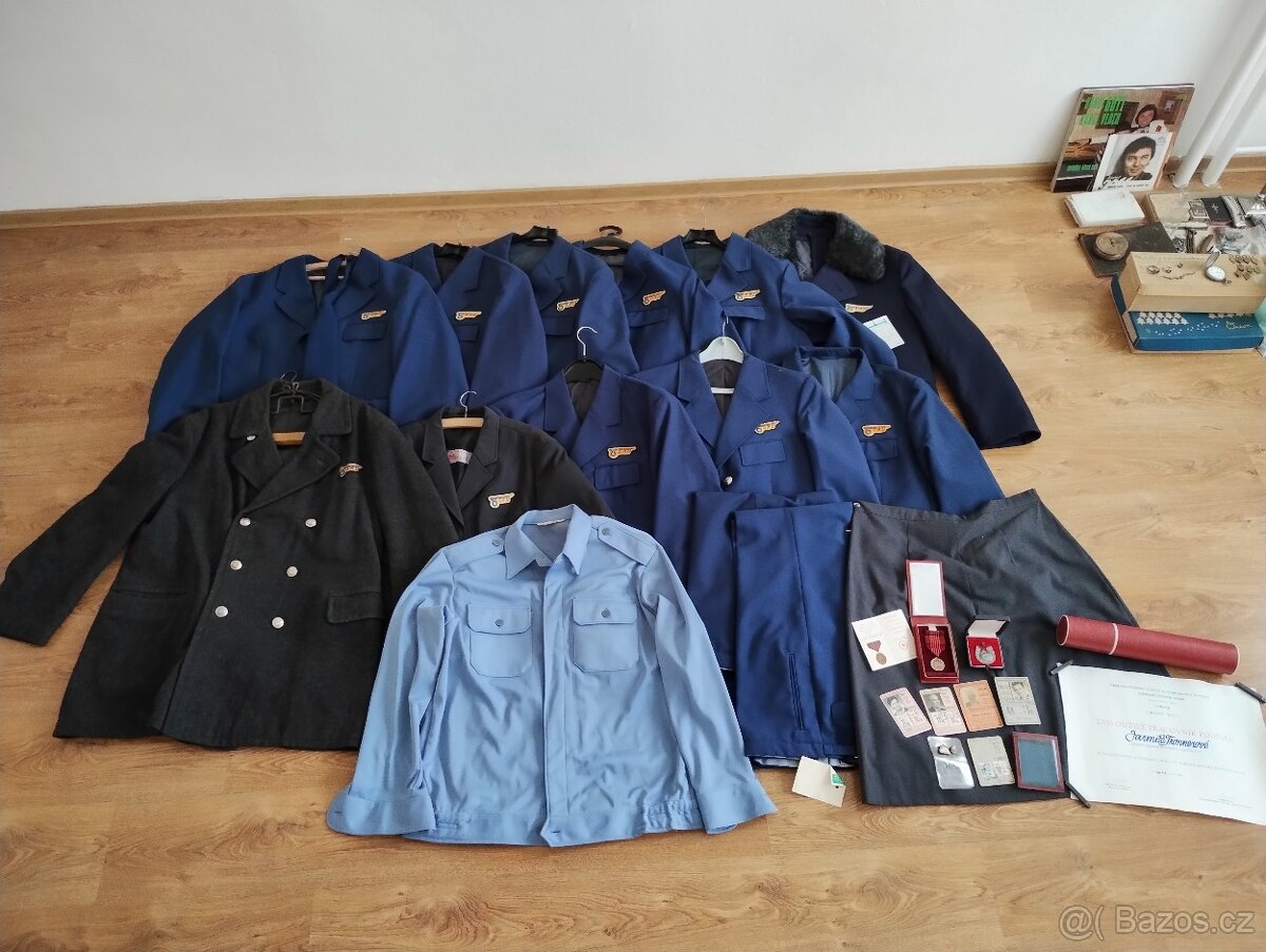 RETRO uniformy ČSAD s visačkami a odznaky-nález z půdy