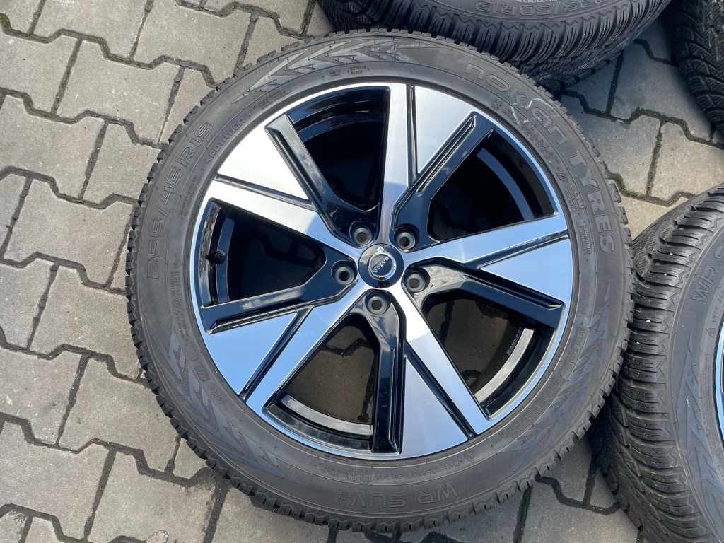 Zánovní originální zimní sada Volvo xc40 RECHARGE