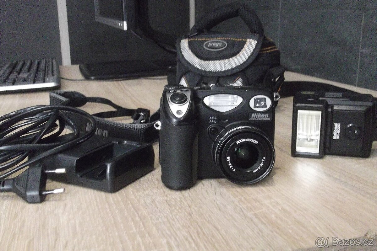 Nikon Coolpix 5000 + blesk National PE-2006