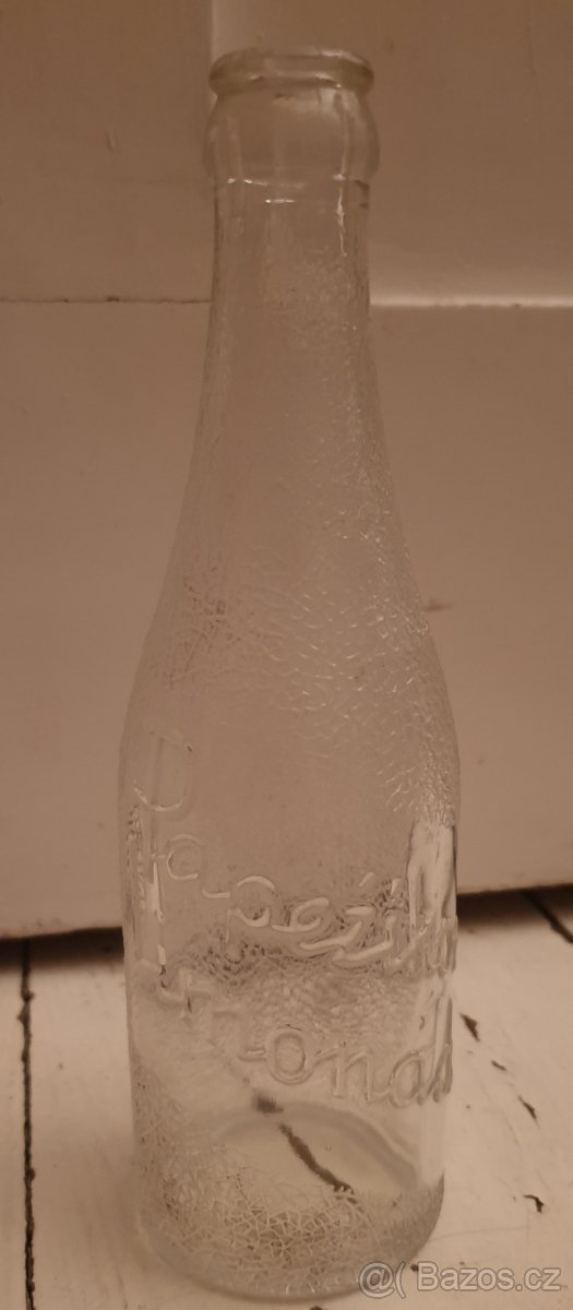 Skleněná láhev limonáda