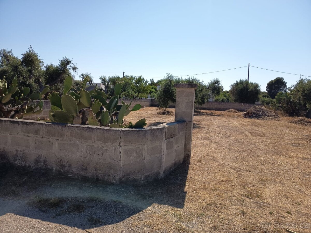 Krásný oplocený pozemek 600 m² jen 700 m od pláže Campomarin