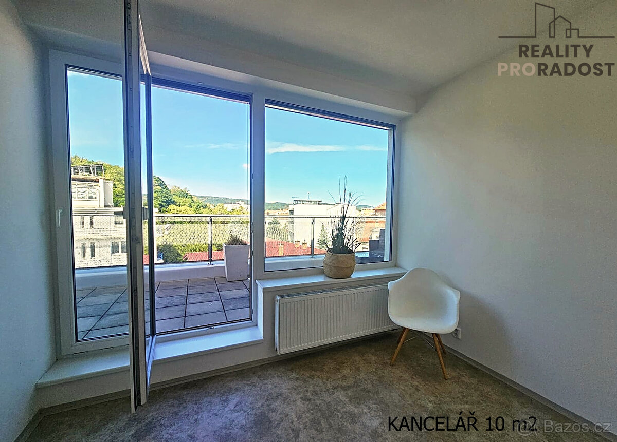 Pronájem reprezentativní kanceláře s terasou 10 m2 a parkova