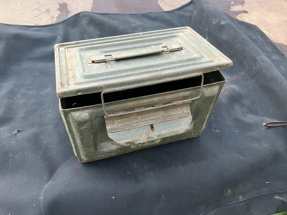 vojenská plechová bedna