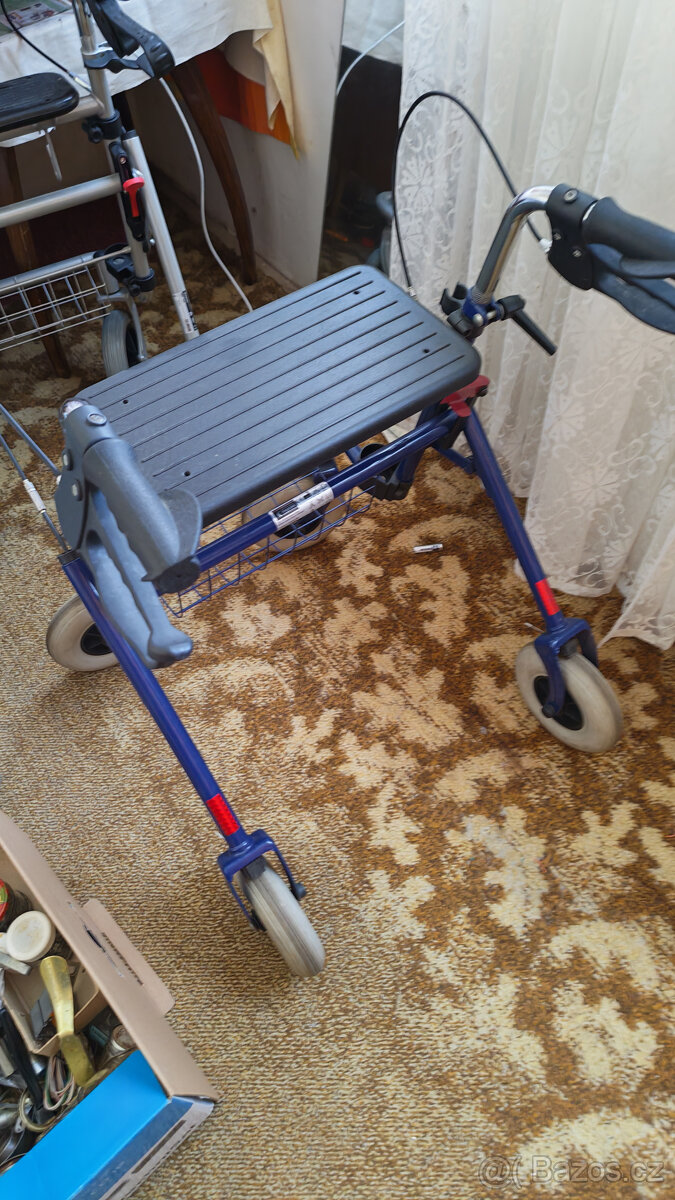 čtyřkolové skládací chodítko