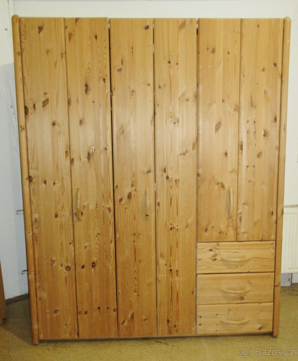 Borovicová šatní skříň - celomasiv - Výborný stav