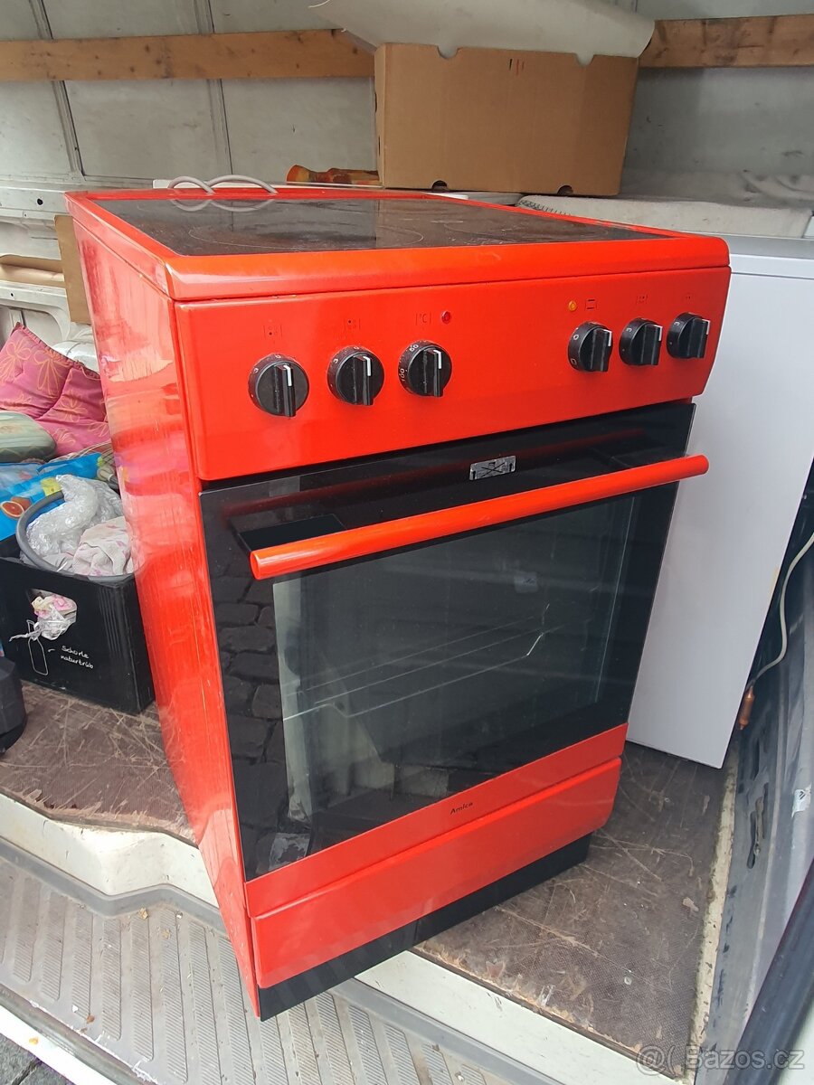 ČERVENÝ A tř. sporák Amica sklokeramický, PĚKNÝ