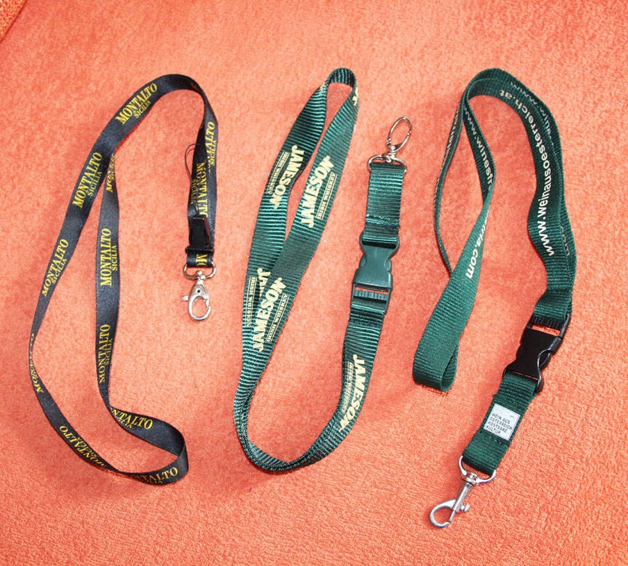 Tři reklamní karabinky