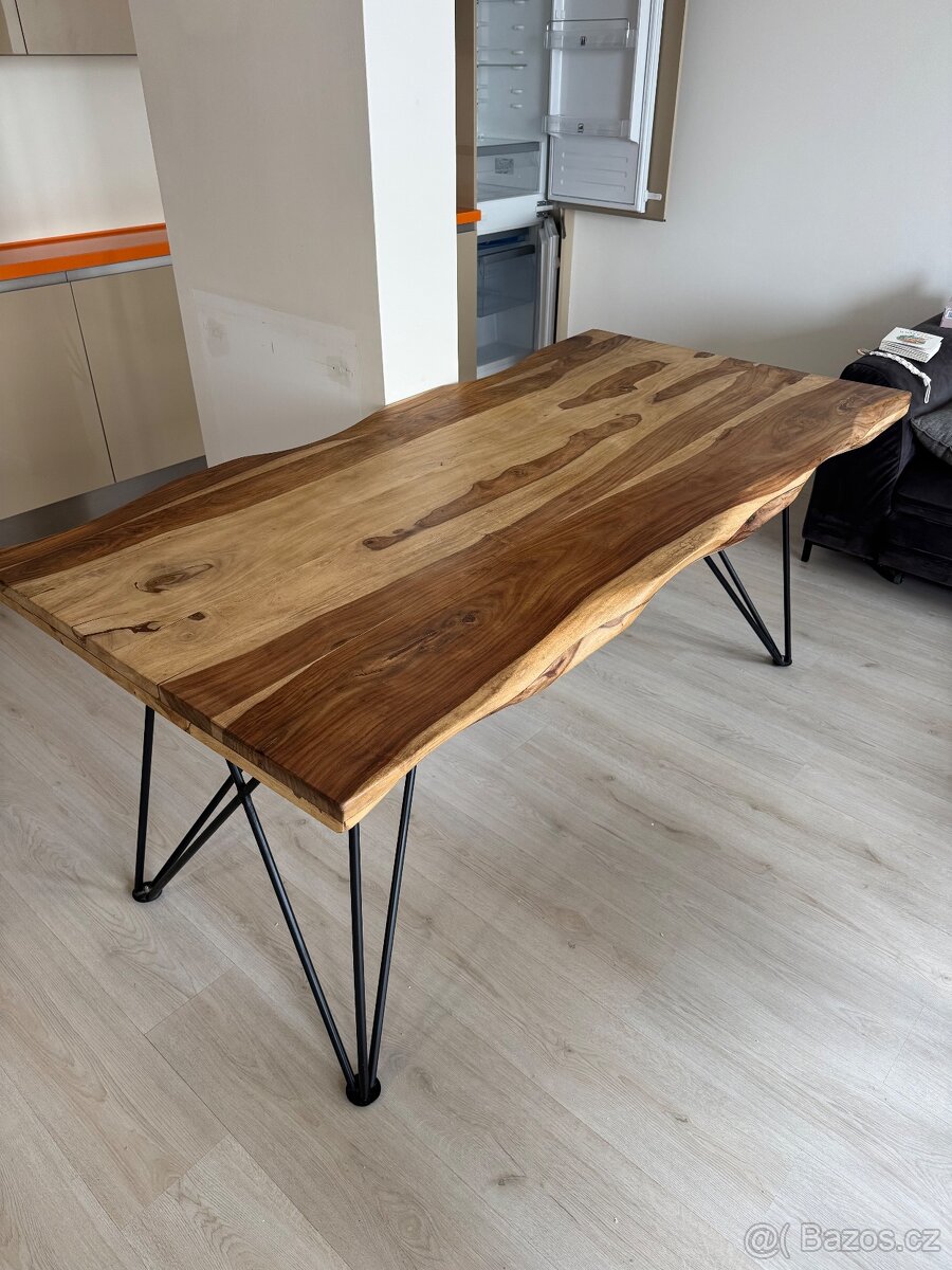 Designový dřevěný stůl