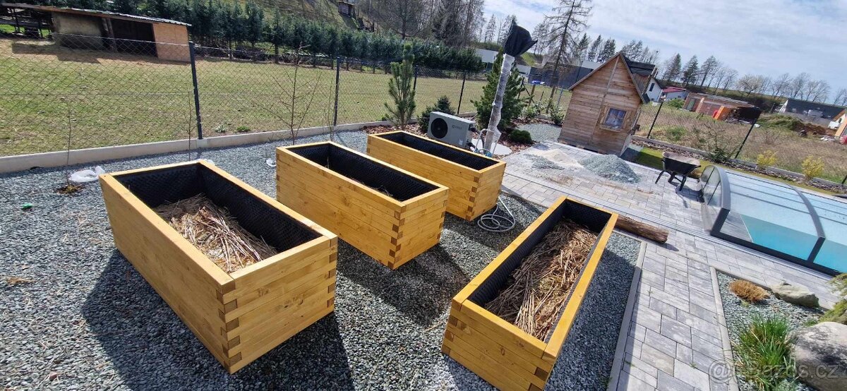 Vyvýšené záhony z masivu