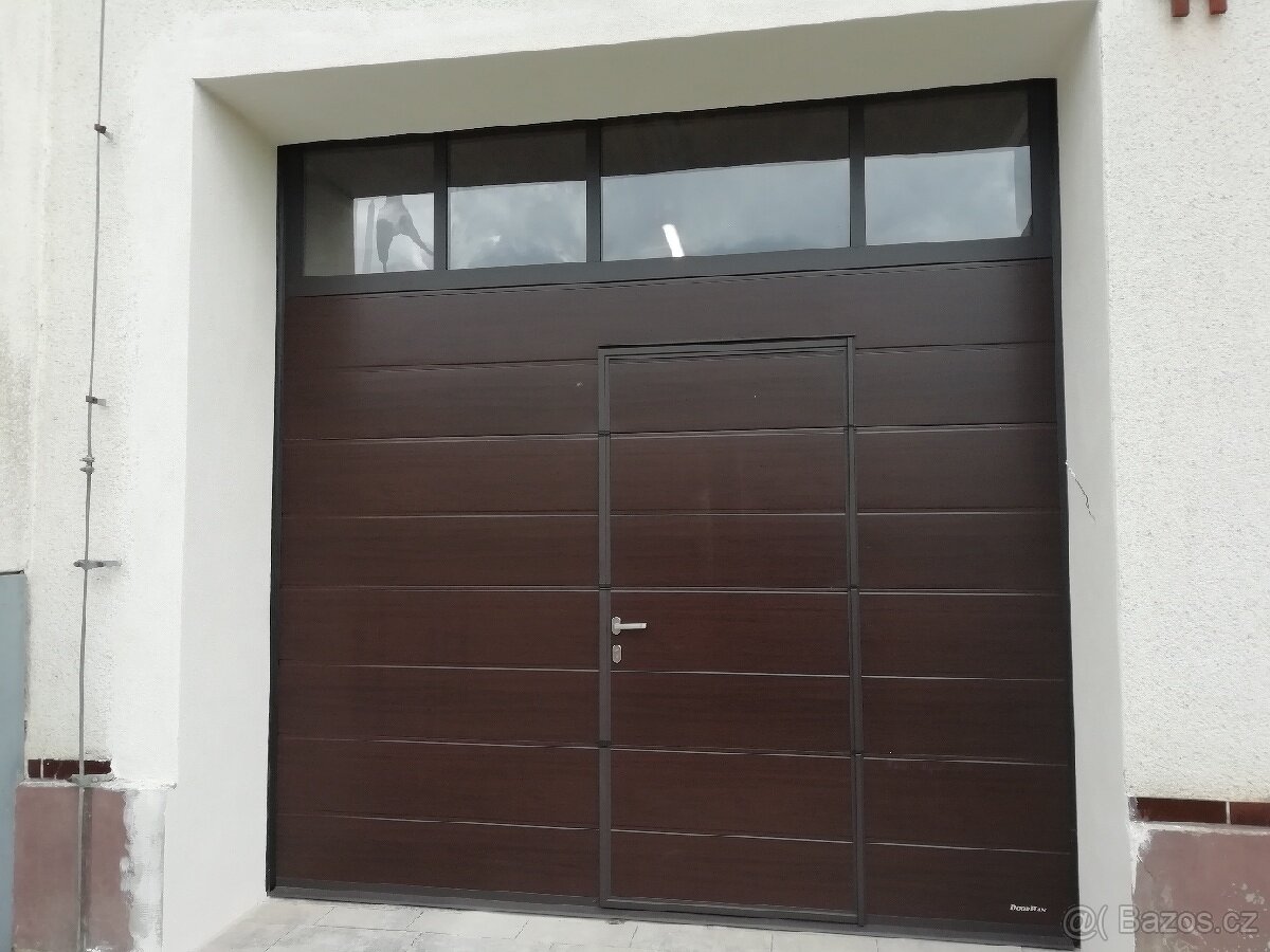 Sekční garážová vrata s dveřmi.