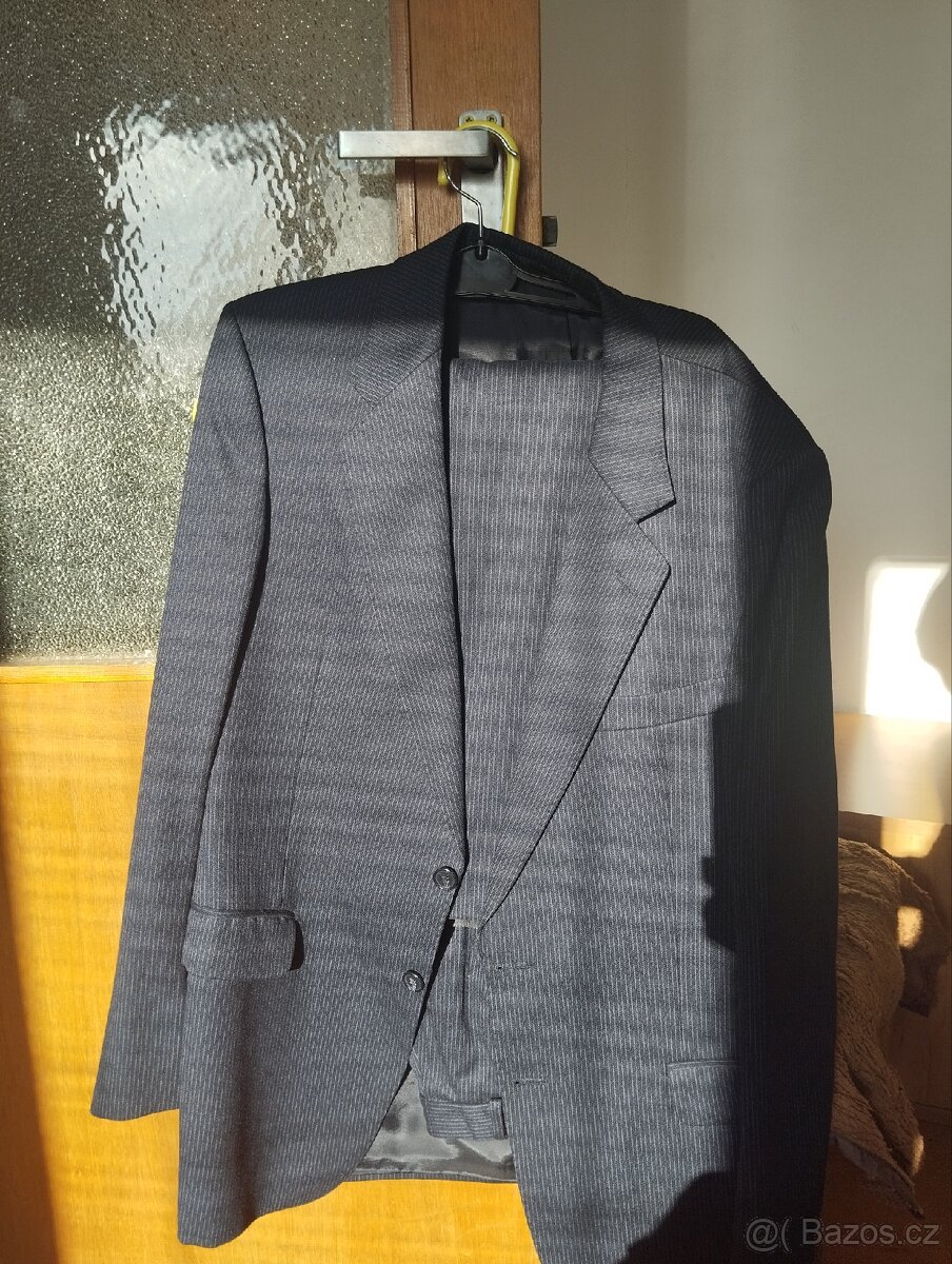 Oblek s elegantními pruhy
