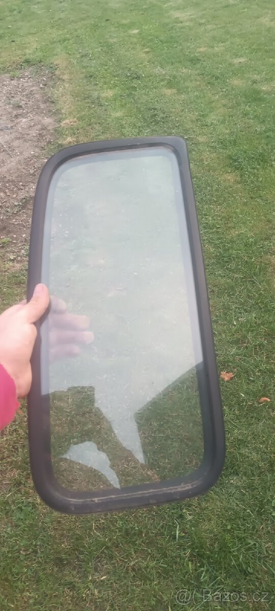 Daihatsu move zadní boční okénko