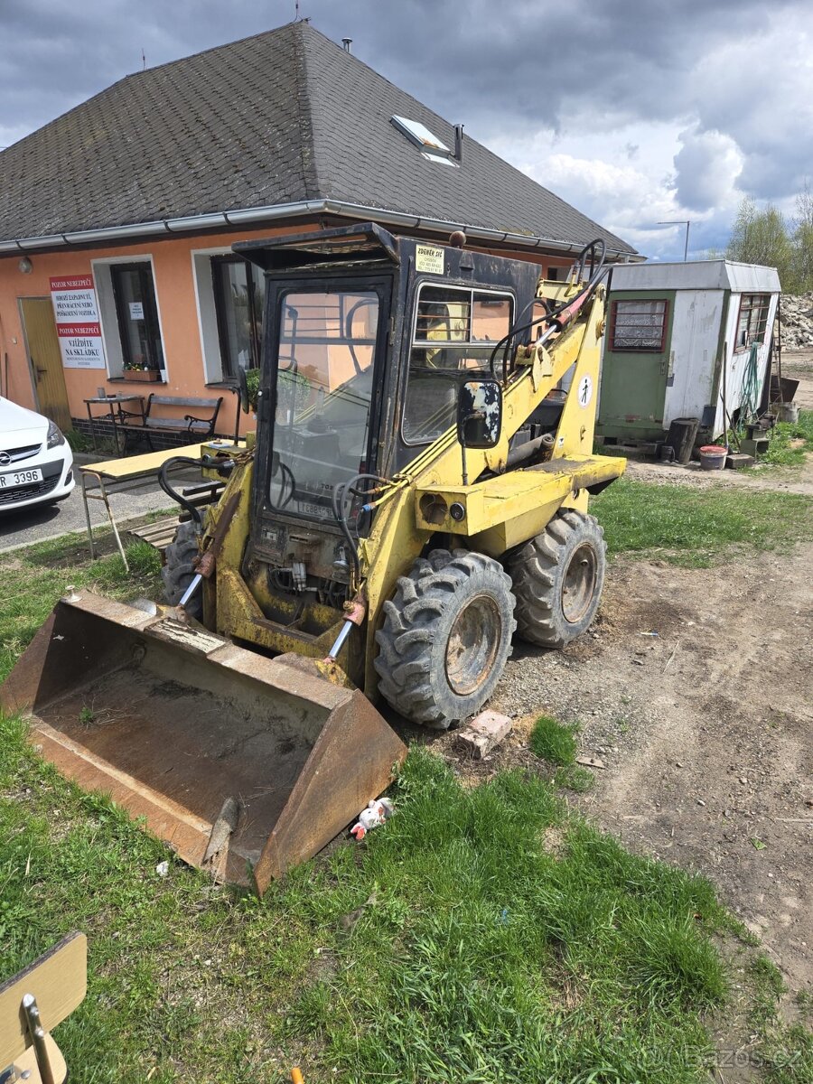 Smykový nakladač UNC 060