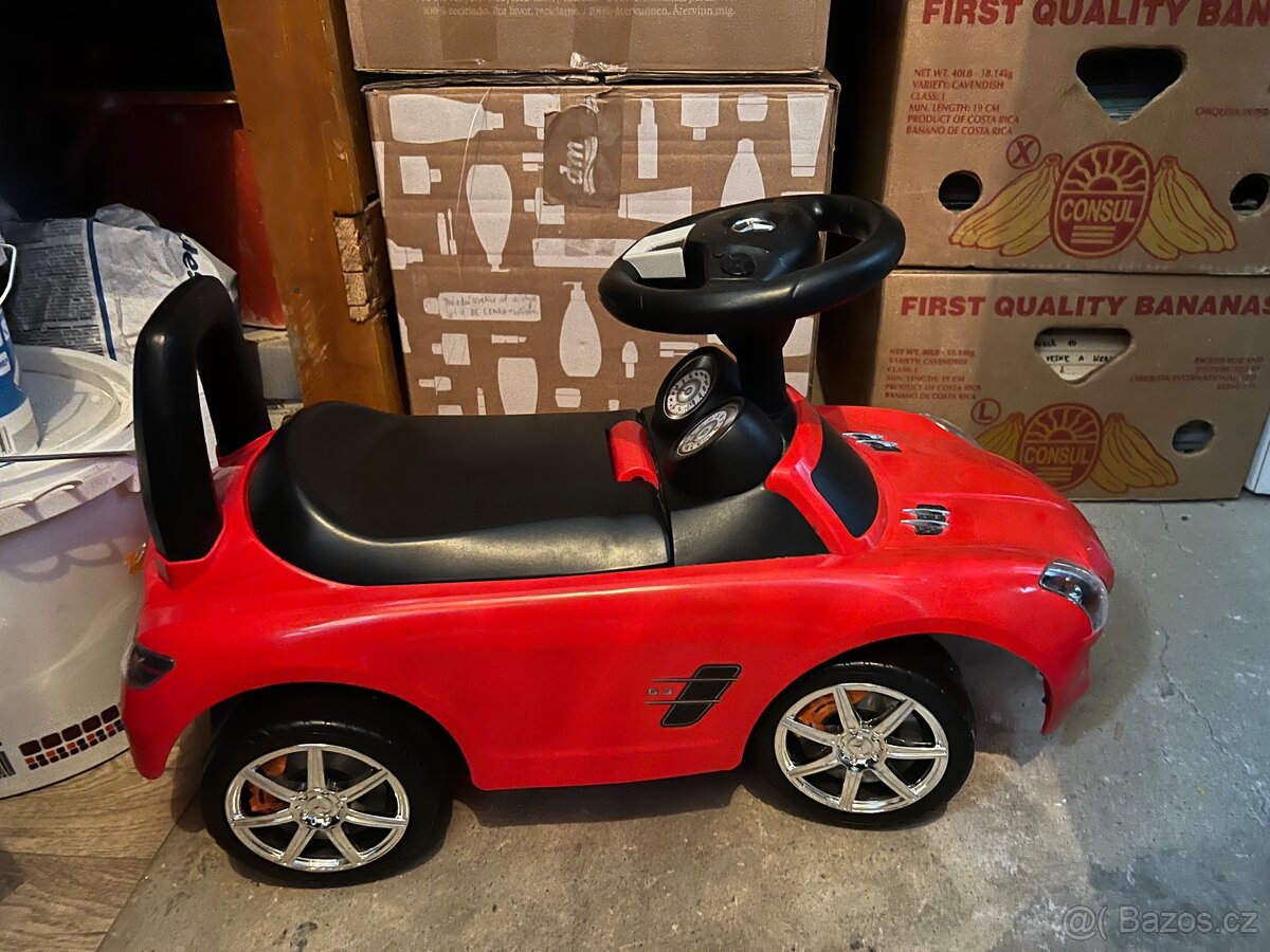 Cervene Mercedes Benz odrazedlo pro deti