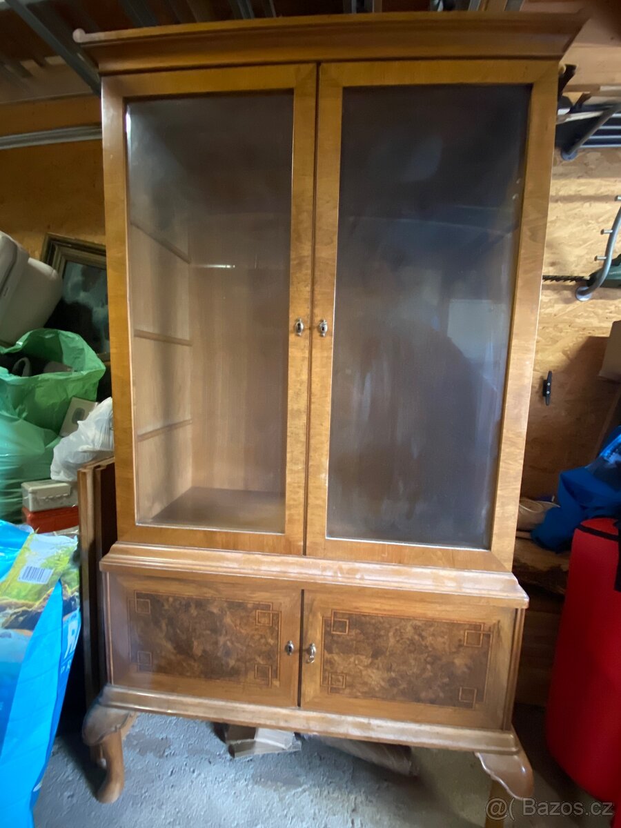 Starožitný nábytek, krásné kusy stejného designu