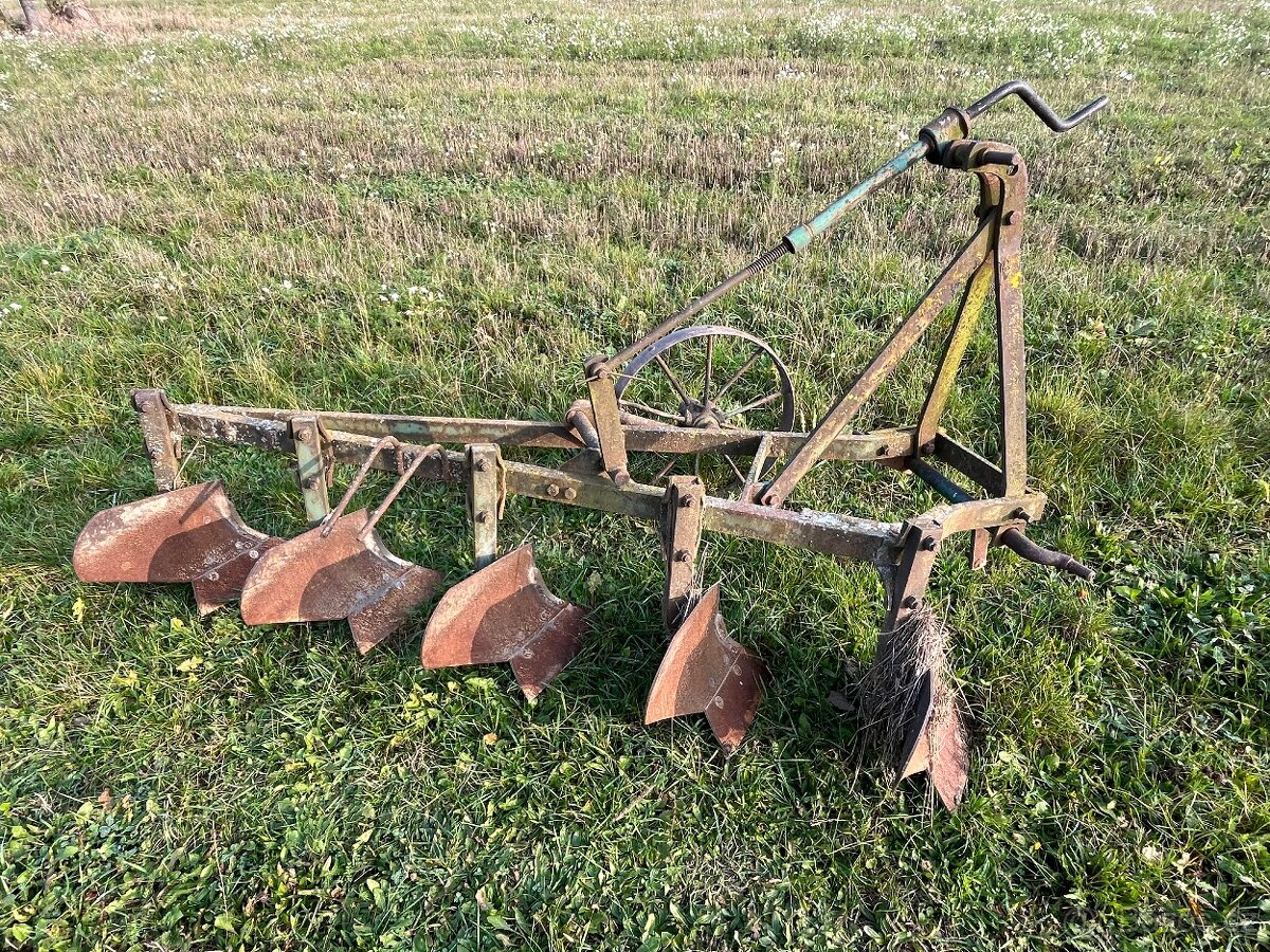 Prodám podmítací pluh nesený originál Zetor 25