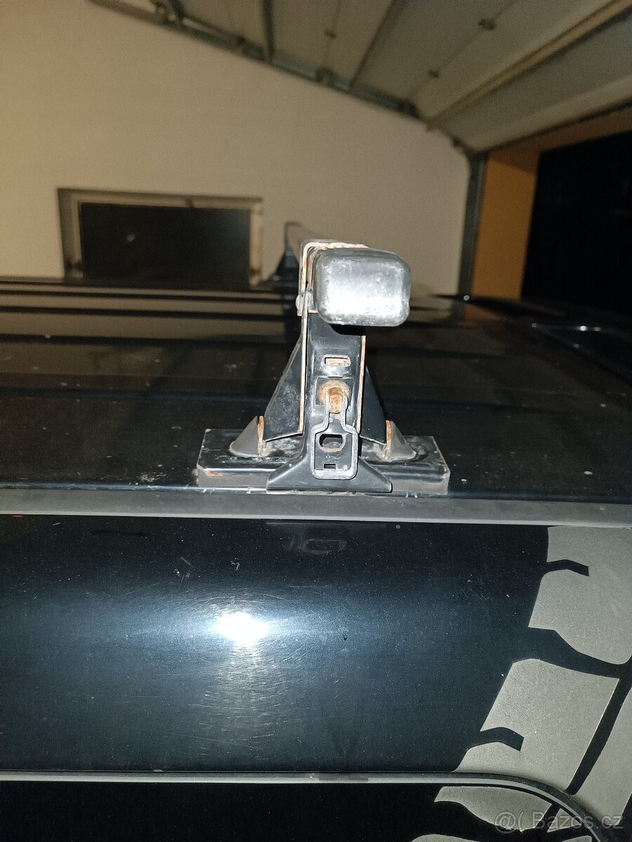 Příčníky, nosič, střešní úchyty na Pajero III