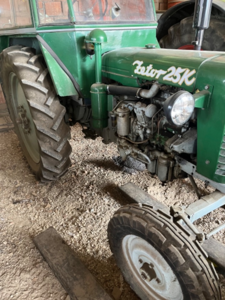 Prodám ZETOR25K -pouze ,co je potřeba k provozu na komuni