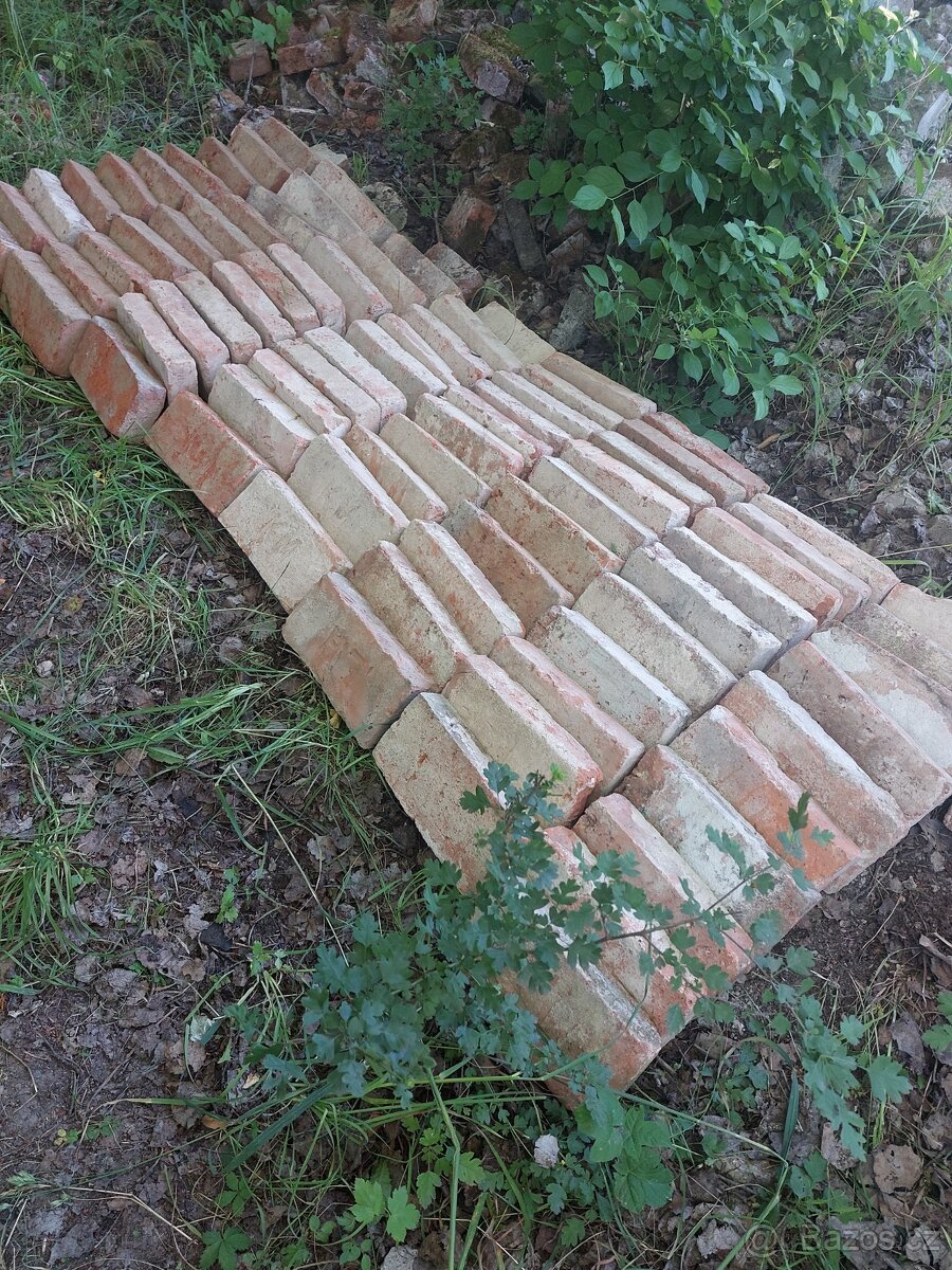 CIHLY VHODNÉ NA OKRASNÉ ZDĚNÍ ZPÁROVANÉ