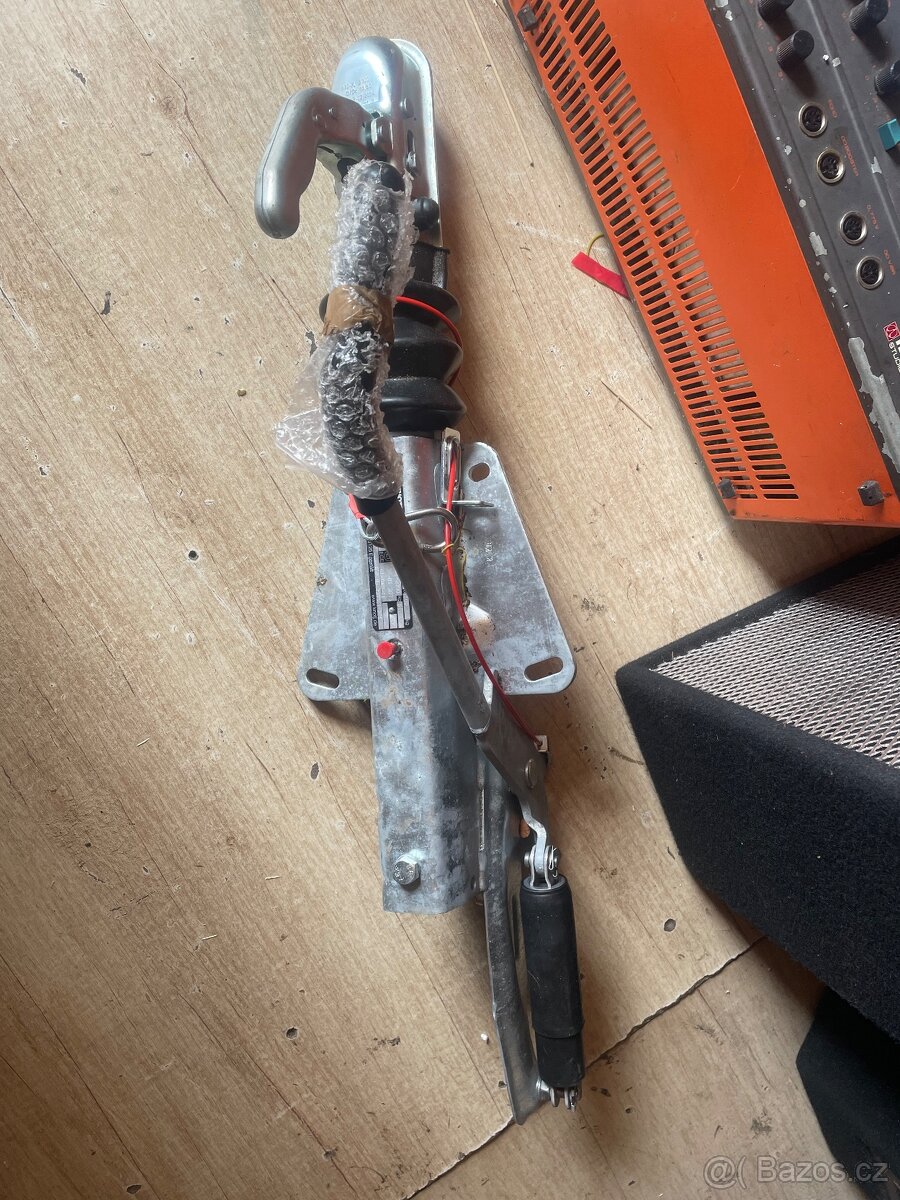 Nájezdová brzda KNOTT KF20 na V Oj