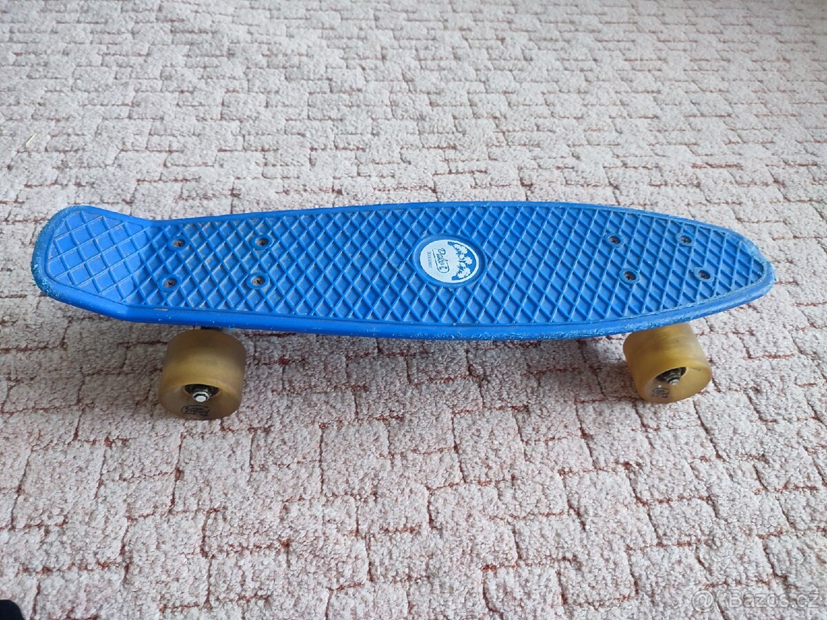 Skateboard se svítícími kolečky