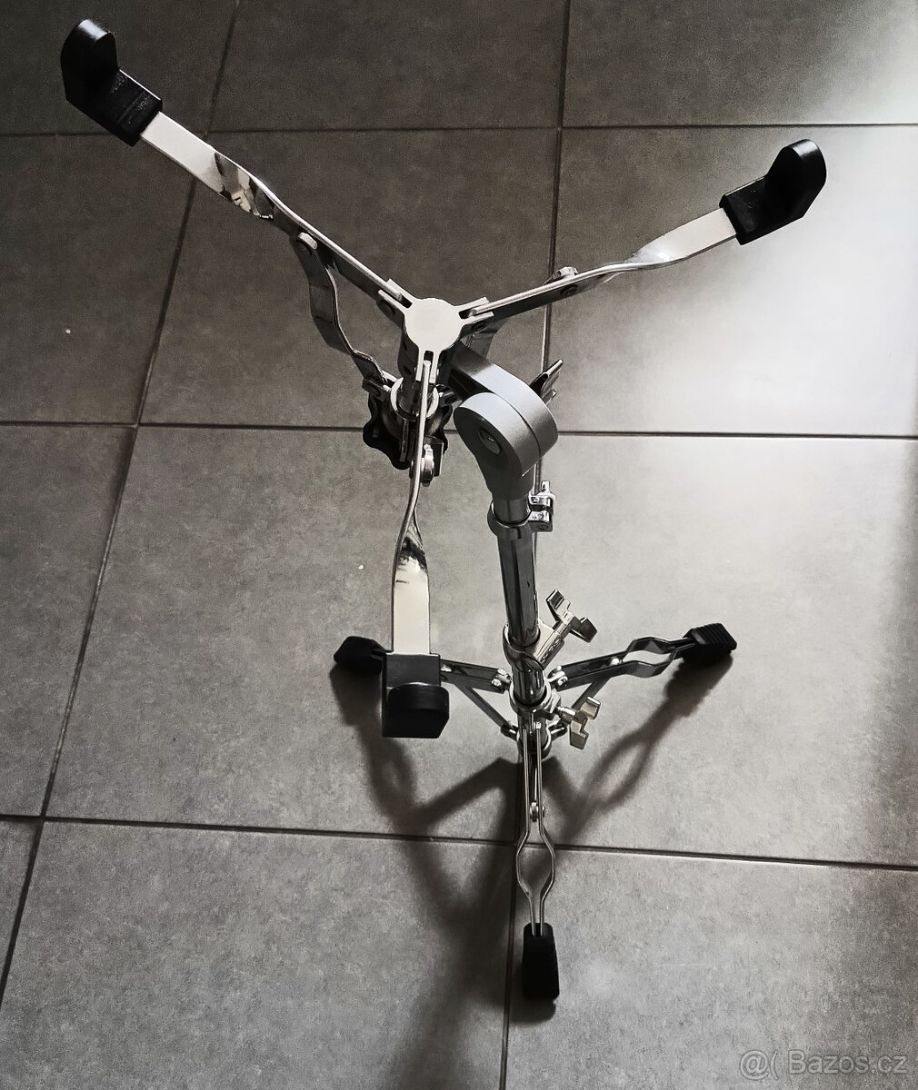 hardware na bicí - pedál, stojan hihat a na rytmičák