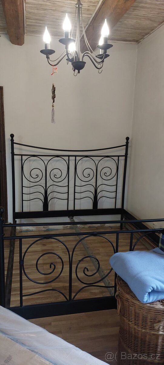 Kovová manželská postel