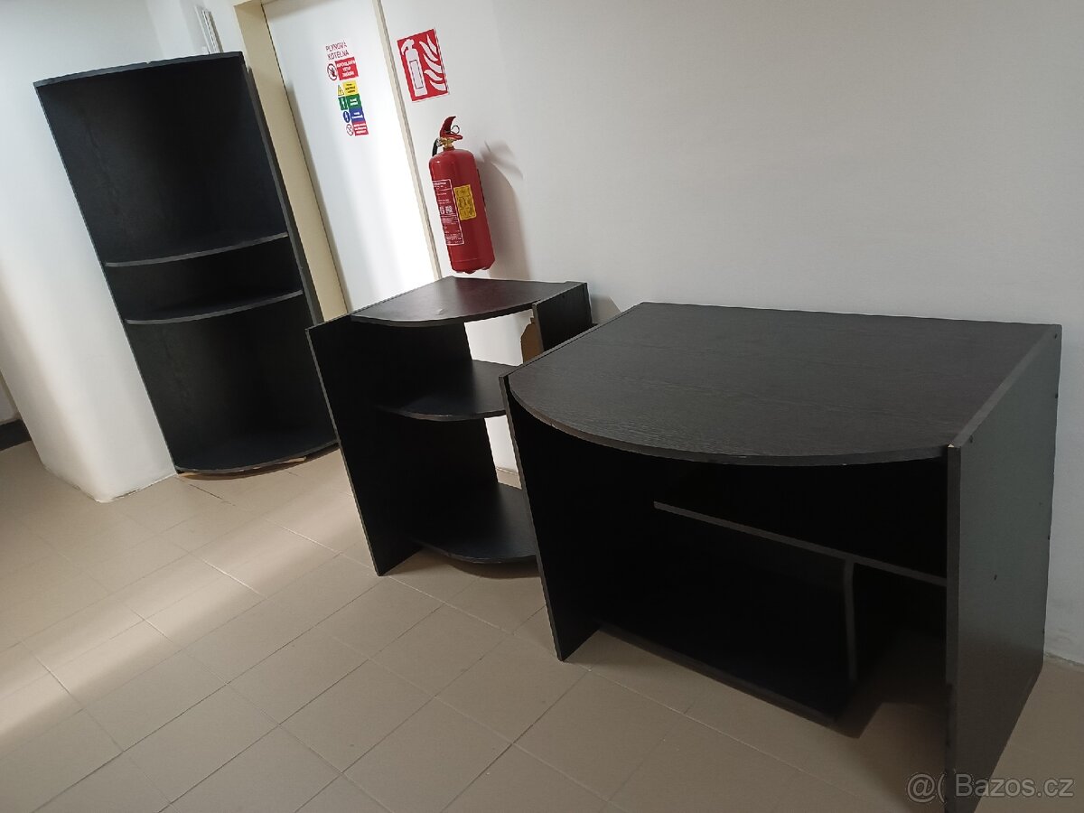 REGÁLY DO ROHŮ 2ks a PC - STŮL - černé dřevo