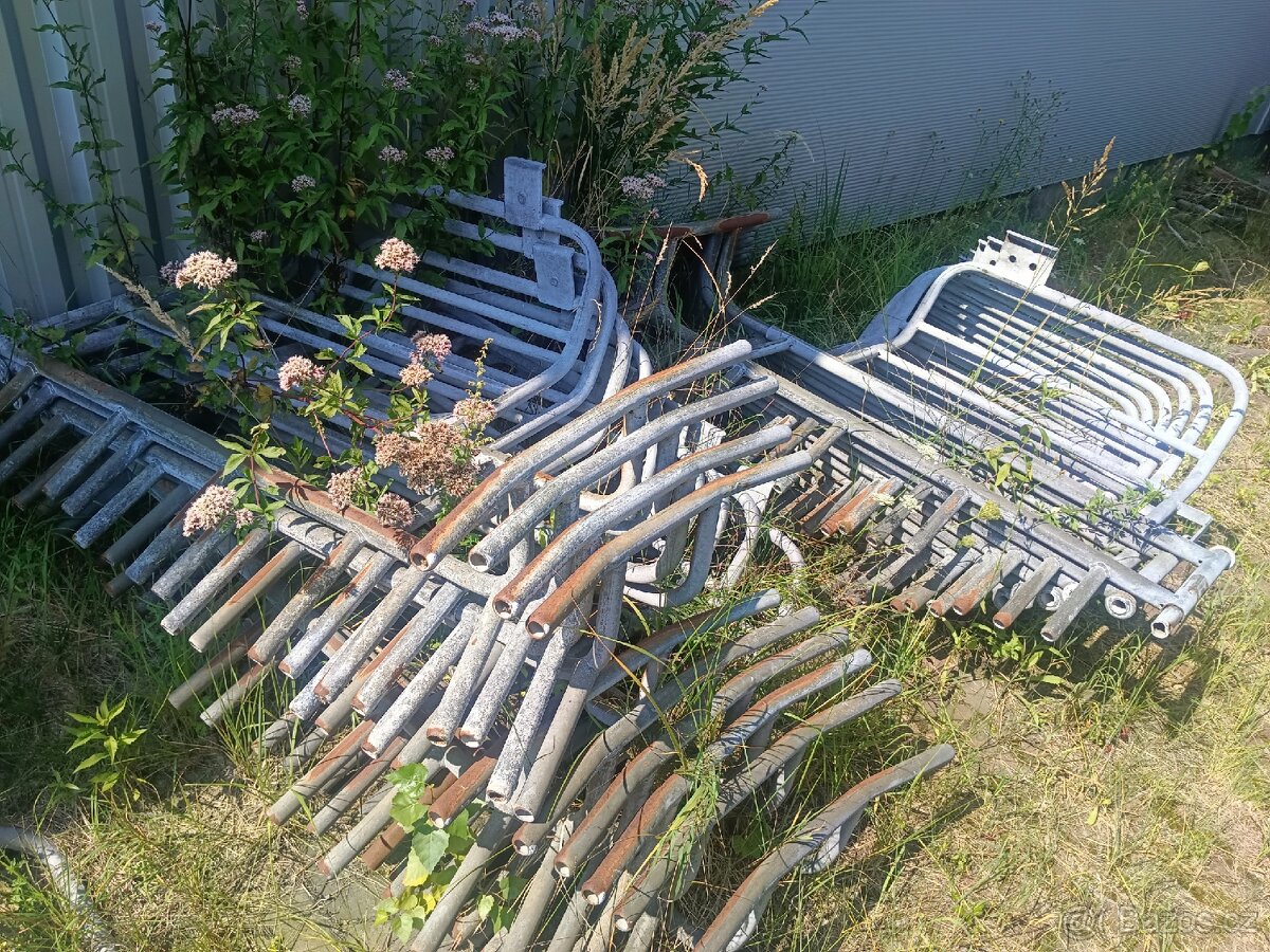 Porodní klece, samokrmitka pro prasata