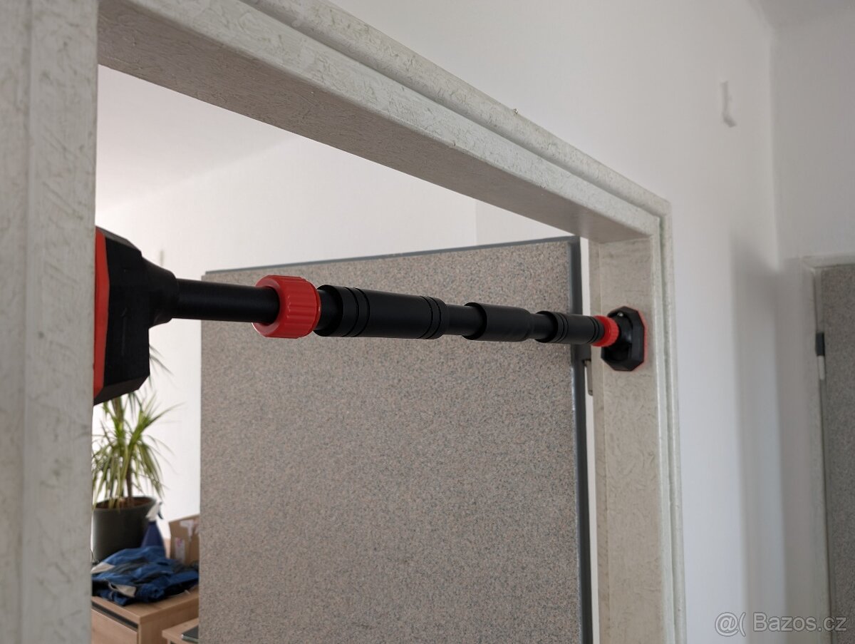 Posilovací hrazda do dveří