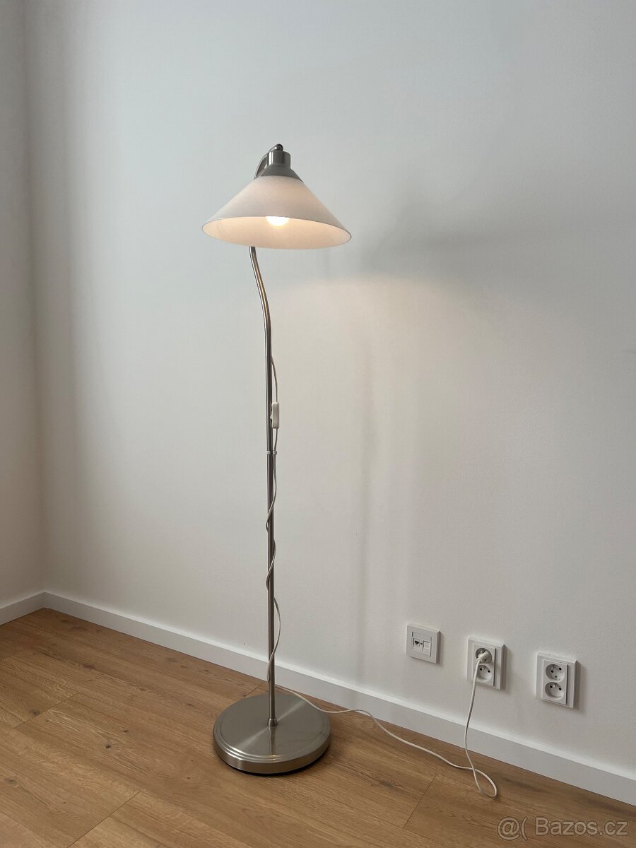 Stojici lampa