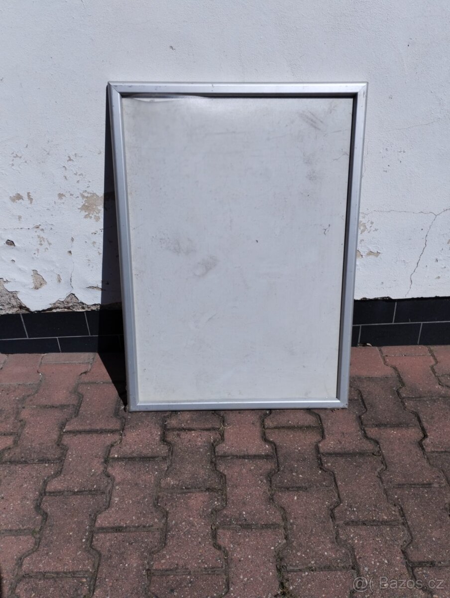 Odolná hliníková reklamní tabule s držákem plakátů - magneti