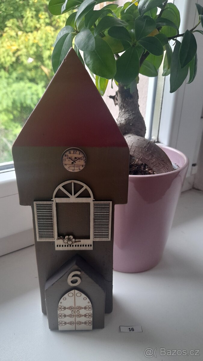 Dřevěný baráček - domeček, kostelík na parapet okna č. 16