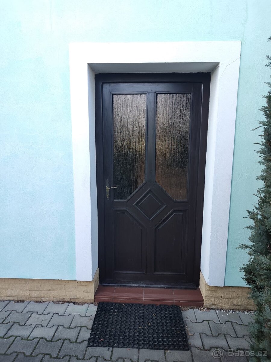 Vchodové dřevěné dveře