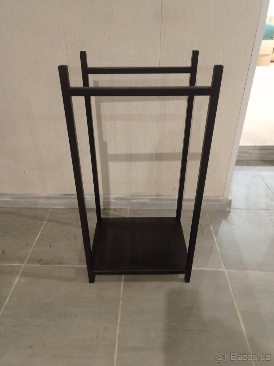 Nový stojan na dřevo