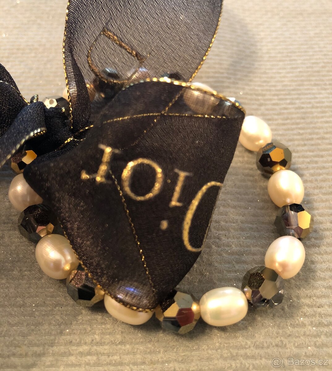 Dior beauty náramek s perličkami a mašlí