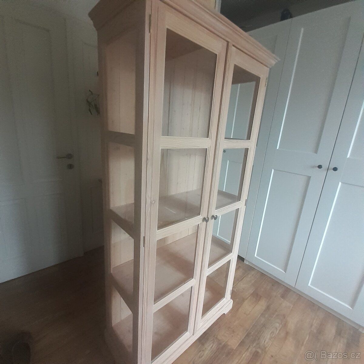 Prosklená vitrína z masivu