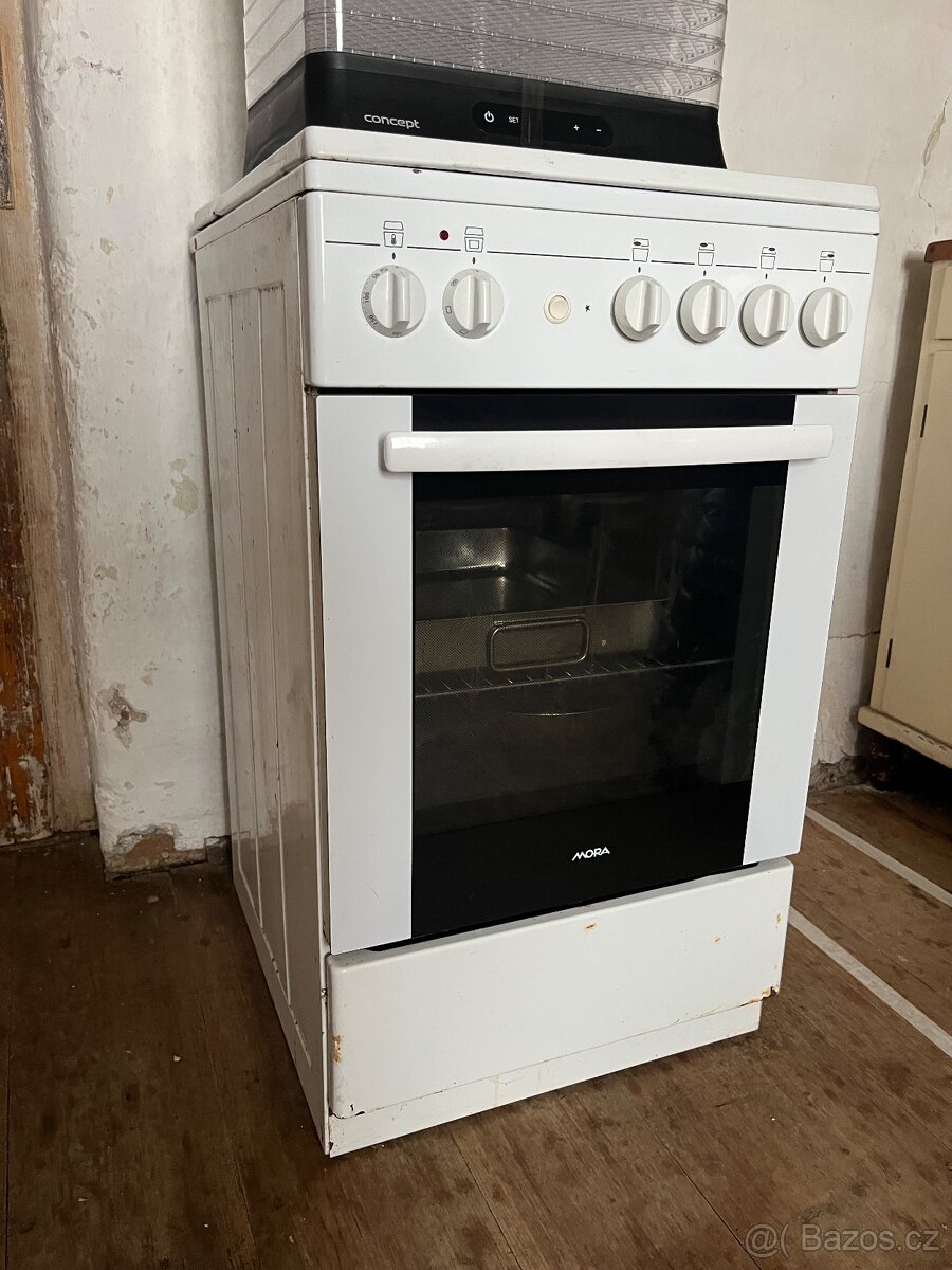 Sporák s troubou Mora