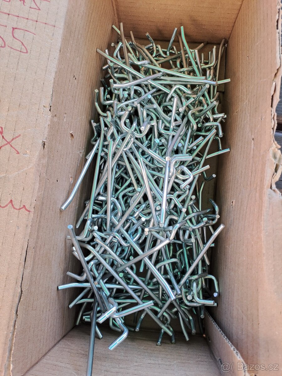 NOVÉ nepoužité háčky na děrované stěny / 120ks