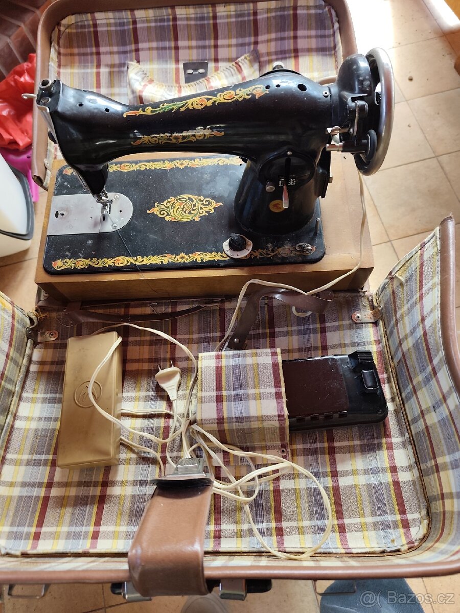 Kufříkový šicí stroj