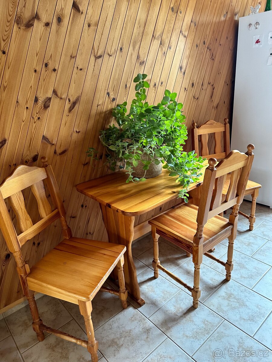 Dřevěný stůl z masivu