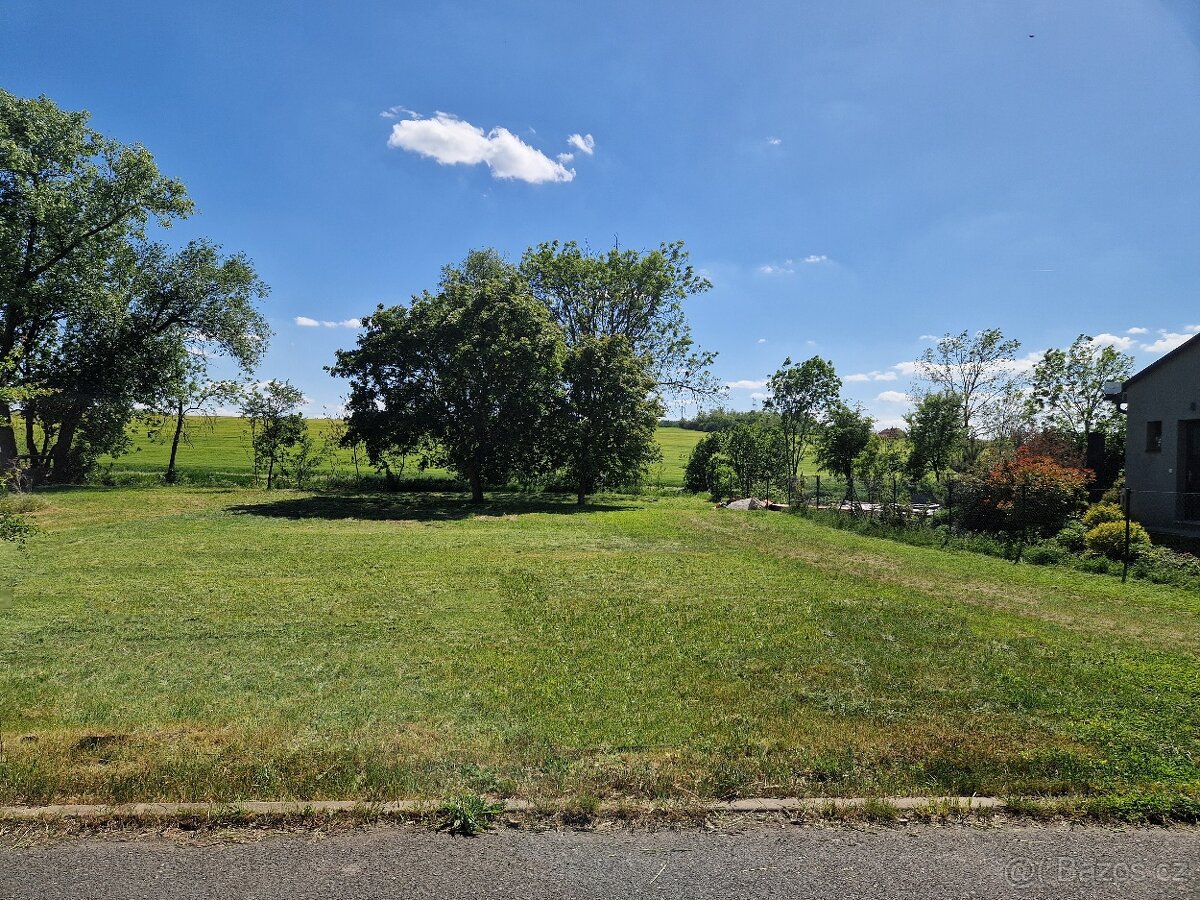 STAVEBNÍ POZEMEK 1034m2/STAVEBNÍ POVOLENÍ/PROJEKT RD