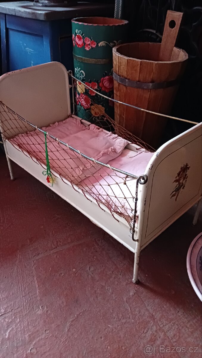 Postel pro panenky