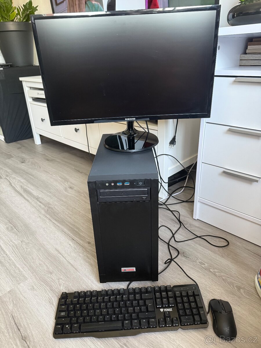 Herní PC značky HAL3000 s příslušenstvím