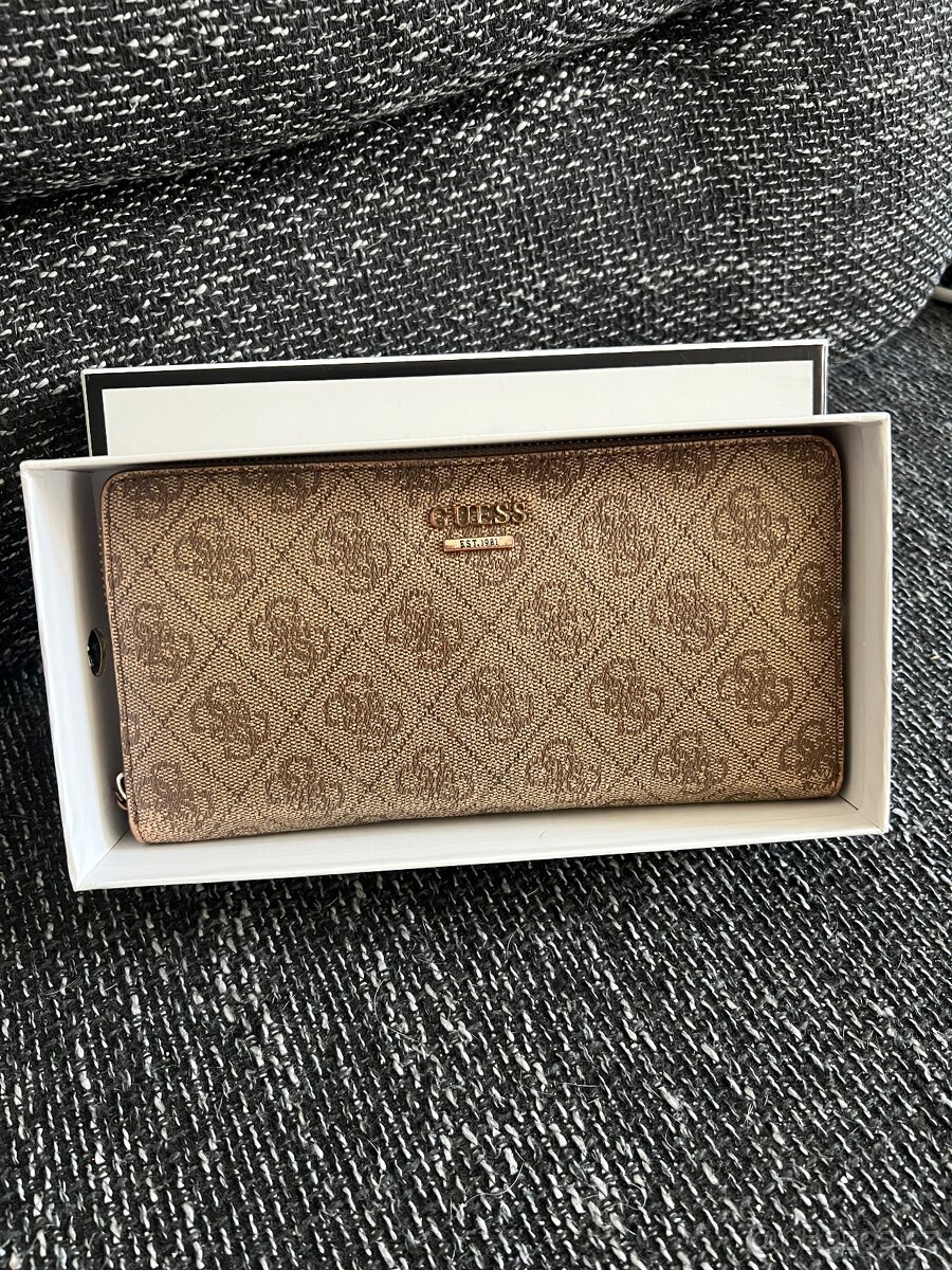 Peněženka Guess s monogramem