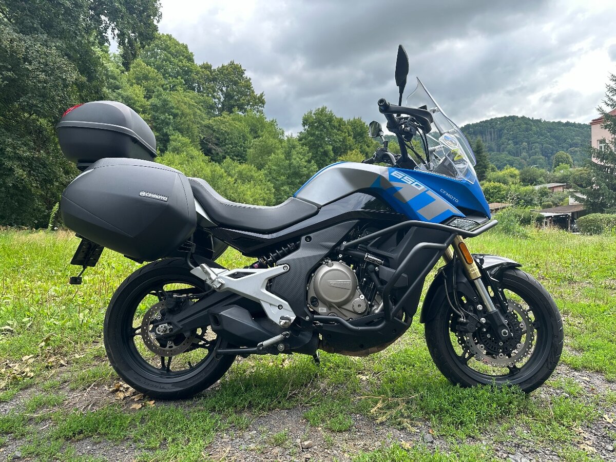 CF Moto 650 MT